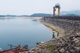 Hạn hán làm thủy điện cạn nước, miền Bắc cắt điện từng giờ