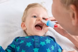 Trị nghẹt mũi cho trẻ nhỏ bằng cách nào?