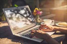 Vì sao không nên để laptop tiếp xúc trực tiếp với ánh Mặt Trời?