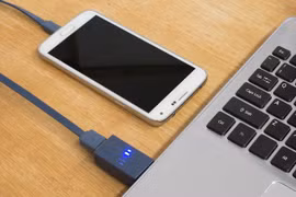 Lợi hại thế nào khi sạc pin điện thoại bằng máy tính?