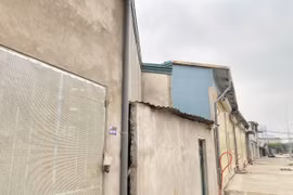 Cận cảnh hàng loạt nhà "siêu mỏng, siêu méo" trên đường 500 tỷ ở Hà Nội