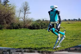 Nhà máy sản xuất robot hình người đầu tiên trên thế giới có gì?
