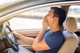 Những điều tuyệt đối không nên làm khi lái ô tô