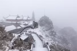 Tuyết phủ trắng đỉnh Fansipan