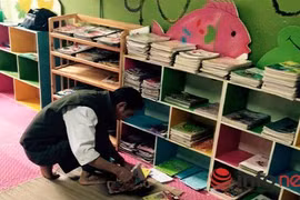 Lạ: Việt kiều Mỹ dọn vệ sinh không lương ở Viện K