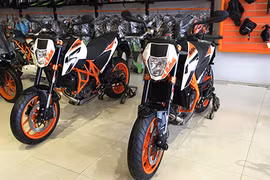 Cận cảnh KTM Duke 690R 2015 đầu tiên về Việt Nam