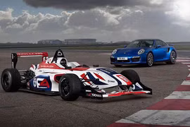 Porsche 911 Turbo S “thách đấu” siêu xe đua Formula 4