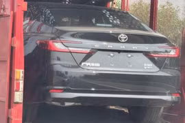 Soi "hàng nóng" Toyota Camry 2025 đầu tiên lộ diện tại Việt Nam