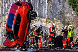Volvo thả 10 chiếc ôtô từ độ cao 30m để kiểm tra độ an toàn