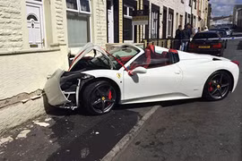 Ferrari 458 Spider giá 240.000 bảng "nát đầu" tại Anh