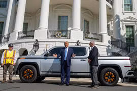 Tổng thống Mỹ Donald Trump hủy bỏ chính sách hỗ trợ ôtô điện