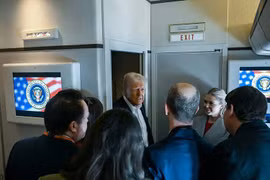 Ông Trump sa thải hàng loạt quan chức trong đêm gây bất ngờ