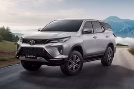 'Nội soi' Toyota Fortuner S 2024 giá rẻ 924 triệu đồng sắp về Việt Nam 