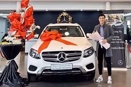 Thủ môn Bùi Tiến Dũng khui hộp Mercedes-Benz GLC tiền tỷ