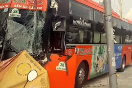 Xe khách Phương Trang tông liên hoàn, phá tan quán cơm