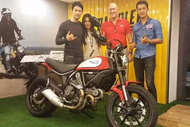 Johnny Trí Nguyễn và Nhung Kate "cưới vợ 2" Ducati Scrambler