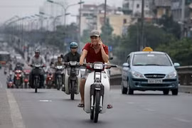 Lái ôtô, xe máy dùng điện thoại sẽ bị xử phạt ra sao?