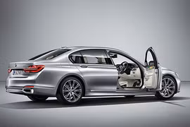 “Cụ bà” 81 tuổi sáng tạo BMW 7 Series by Esther Mahlangu