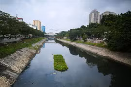 Dân ra câu cá tại khu vực cải tạo sông Tô Lịch