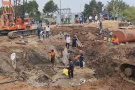 Gallery - BÉ TRAI RƠI XUỐNG TRỤ BÊ TÔNG SÂU 35M Ở ĐỒNG THÁP - image 11