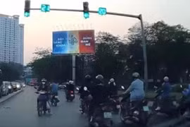 Clip: Chạy xe không giống ai, cô gái khiến ô tô “đứng hình”