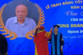 Cụ ông nhận bằng tốt nghiệp Đại học trước sự ngưỡng mộ của bao người