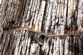 Choáng ngợp luyện kung fu bên vách đá ở Trung Quốc