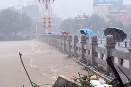 Chùm ảnh bão đổ bộ Trung Quốc trước khi về Việt Nam