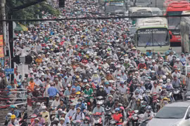 Kẹt cứng ngày đầu thu phí cầu Bình Triệu 1