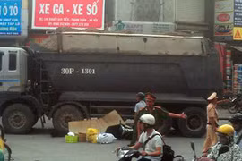 Chở em đi ôn thi ĐH, đứng chờ đèn xanh bị xe tải đâm tử vong