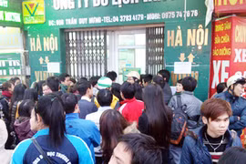 Ngộp thở xếp hàng mua vé xe về quê ăn Tết
