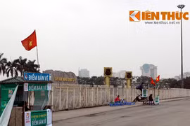 Vêu mặt chờ khách mua vé trận tuyển Việt Nam - Hồng Kông