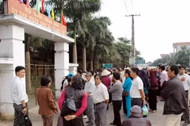 Bị UBND triệu tập vì chữa bệnh bằng hát, bắt tay