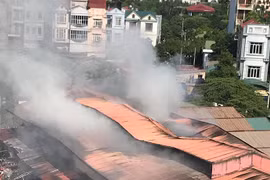 Hà Nội: Cháy chợ Tó, khu ki-ốt nghìn m2 giữa chợ bị thiêu rụi