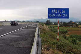 Gallery - Cao tốc 34000 tỷ chi chít ổ gà - image 15