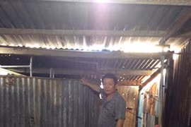 Mua bán bằng giấy viết tay, một gia đình đối diện cảnh "màn trời chiếu đất"