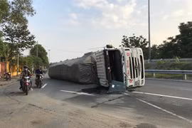 Ôm cua gấp, xe đầu kéo lật nhào lúc rạng sáng