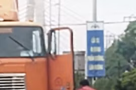 Tài xế container quỳ lạy giữa đường vì bị đồng nghiệp dọa chém
