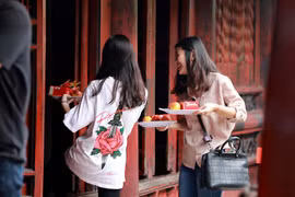 Bất chấp nắng như thiêu, sĩ tử cầu may trước ngày “vượt vũ môn“