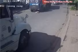 Video: Người phụ nữ đi xe đạp lao thẳng vào đầu xe container