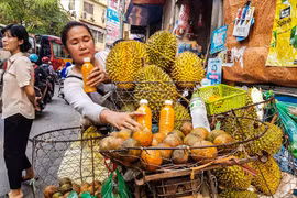 Hà Nội: Người bán hàng rong vật vã với nắng nóng đầu hè