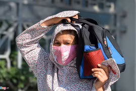 Đánh vật với nắng nóng bỏng rát hơn 40 độ C ngoài đường phố