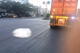 Đi bộ trên QL51, người đàn ông vô danh bị container cán chết