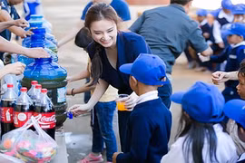 Angela Phương Trinh cười tươi rói chơi cùng học sinh miền núi