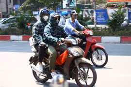 Muôn kiểu tránh nắng nóng của người dân Hà Nội 