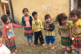 Xót lòng trẻ vùng cao áo cộc chân trần trong rét cắt da