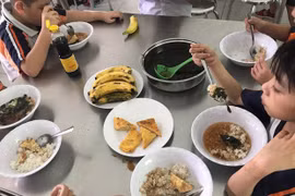 TP.HCM: Phụ huynh bật khóc trước bữa ăn bán trú của con lớp 1