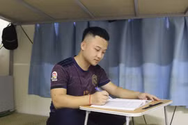 Ăn cơm độn sắn, chàng học trò người Mông xuống núi tìm chữ
