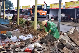 Giải toả loạt ki-ốt chắn biển Thiên Cầm