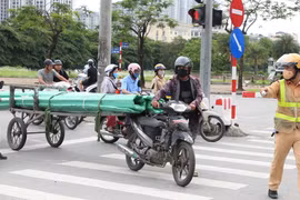 Nhan nhản xe máy cà tàng chở sắt dài chục mét trên phố Hà Nội